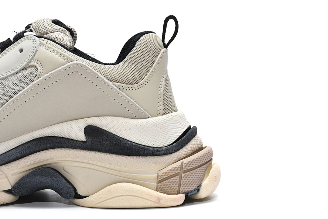Balenciaga Triple S, couleur vanille, référence W09O6 9787 