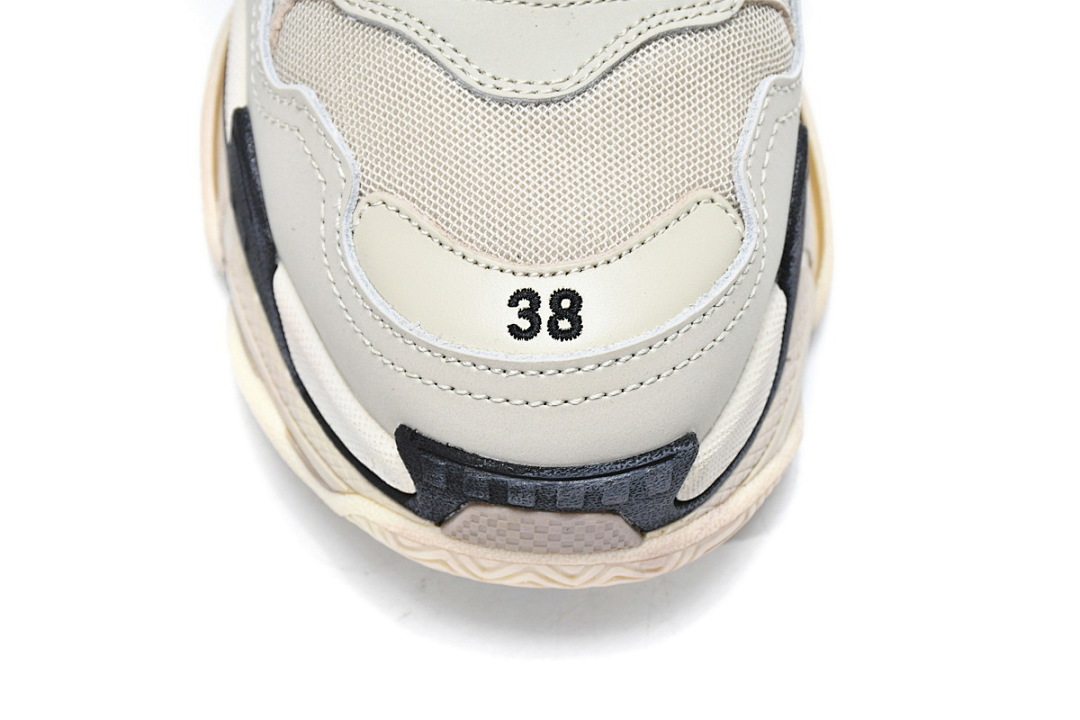 Balenciaga Triple S, couleur vanille, référence W09O6 9787 