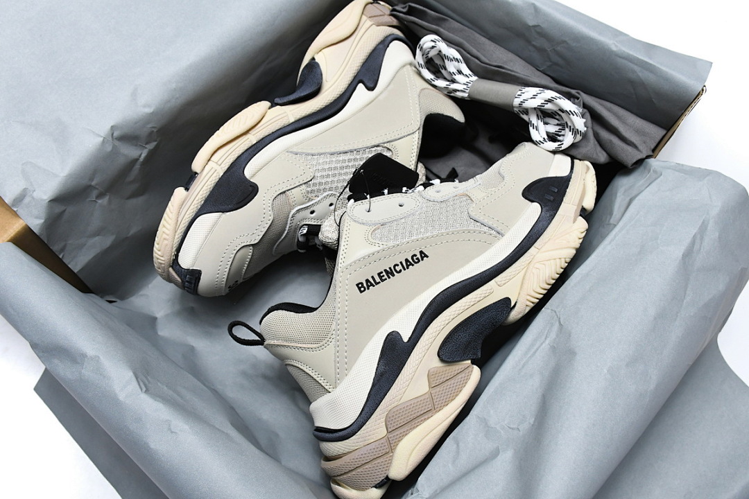 Balenciaga Triple S, couleur vanille, référence W09O6 9787 