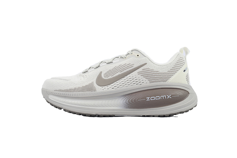 HM6804-003 NIKE Vomero 18 Marrom