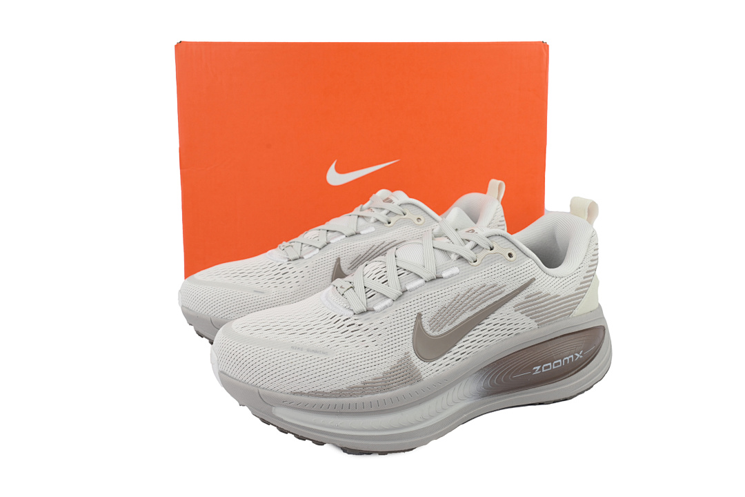 HM6804-003 NIKE Vomero 18 Marrom