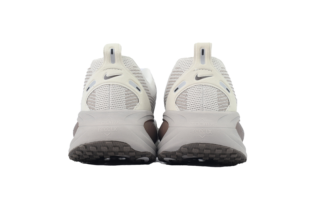 HM6804-003 NIKE Vomero 18 Marrom
