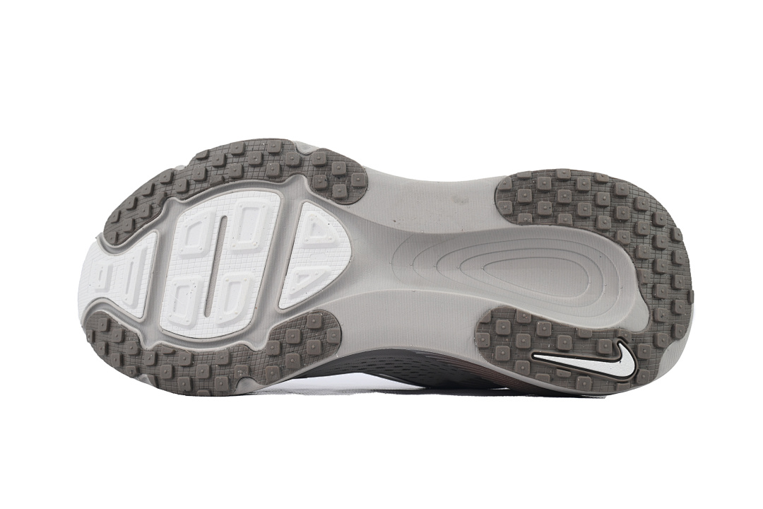 HM6804-003 NIKE Vomero 18 Marrom