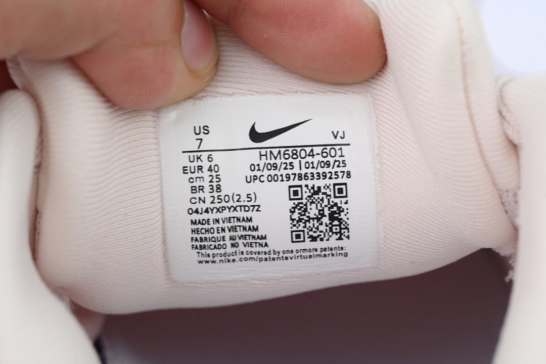 HM6804-601 NIKE Vomero 18