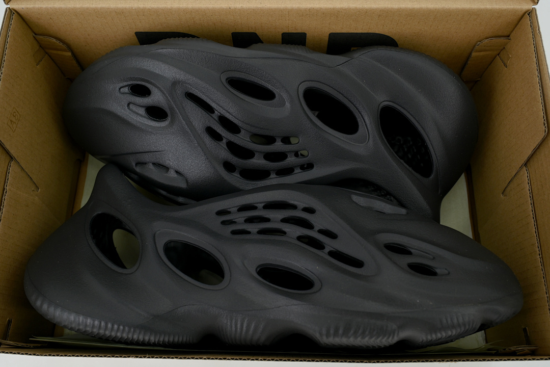 HP8739 adidas originals Yeezy Foam Runner Onyx