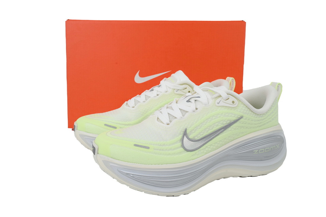 HV8154-103 Nike Wmns Vomero Plus