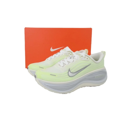 HV8154-103 Nike Wmns Vomero Plus 02