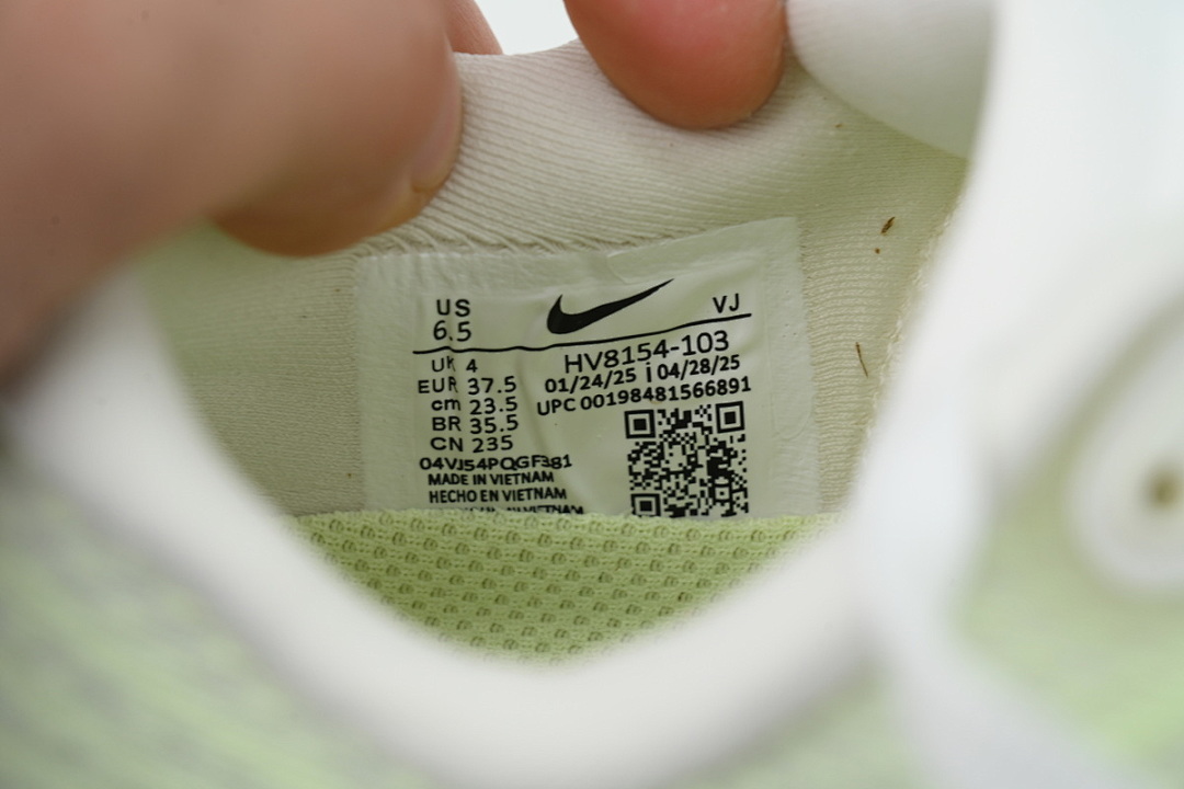 HV8154-103 Nike Wmns Vomero Plus