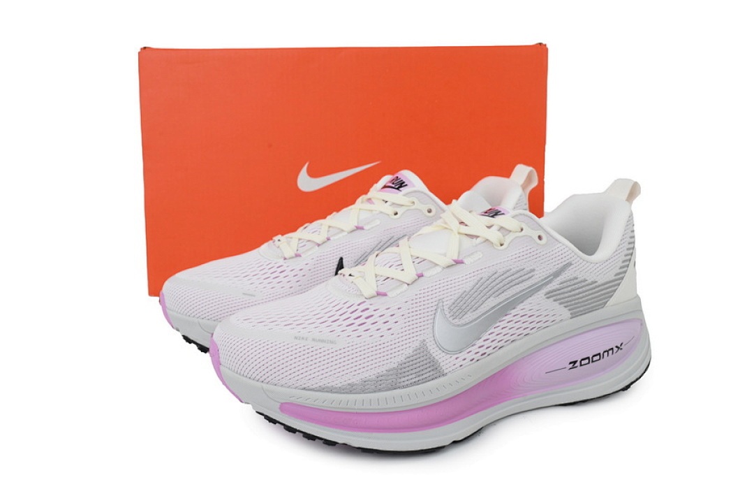 IM2503-133 Nike Wmns Vomero 18