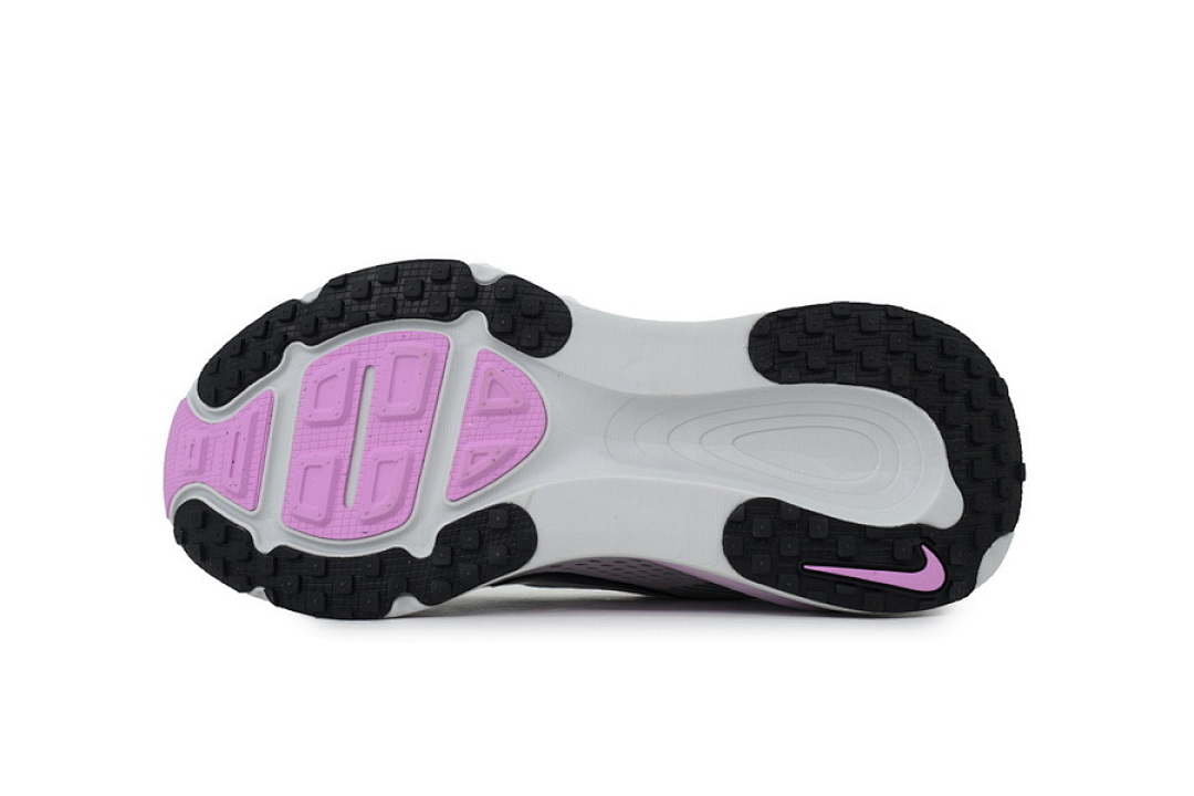 IM2503-133 Nike Wmns Vomero 18