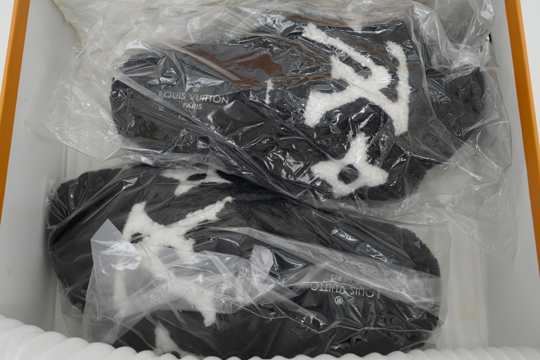 LOUIS VUITTON Black