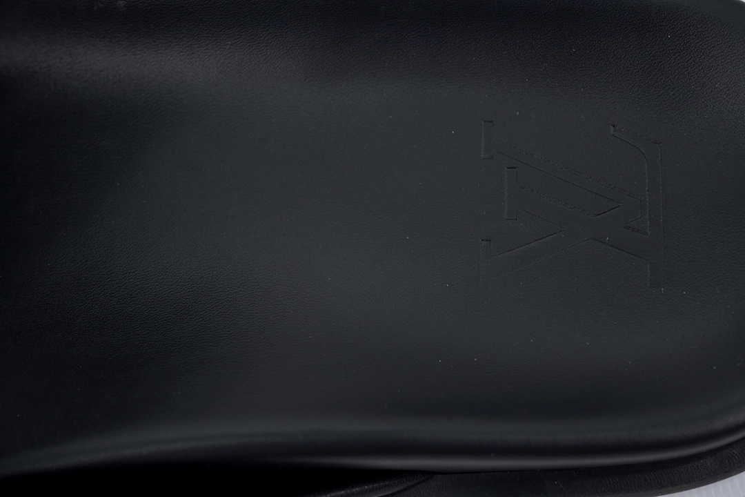 LOUIS VUITTON Black And Red On The Internet