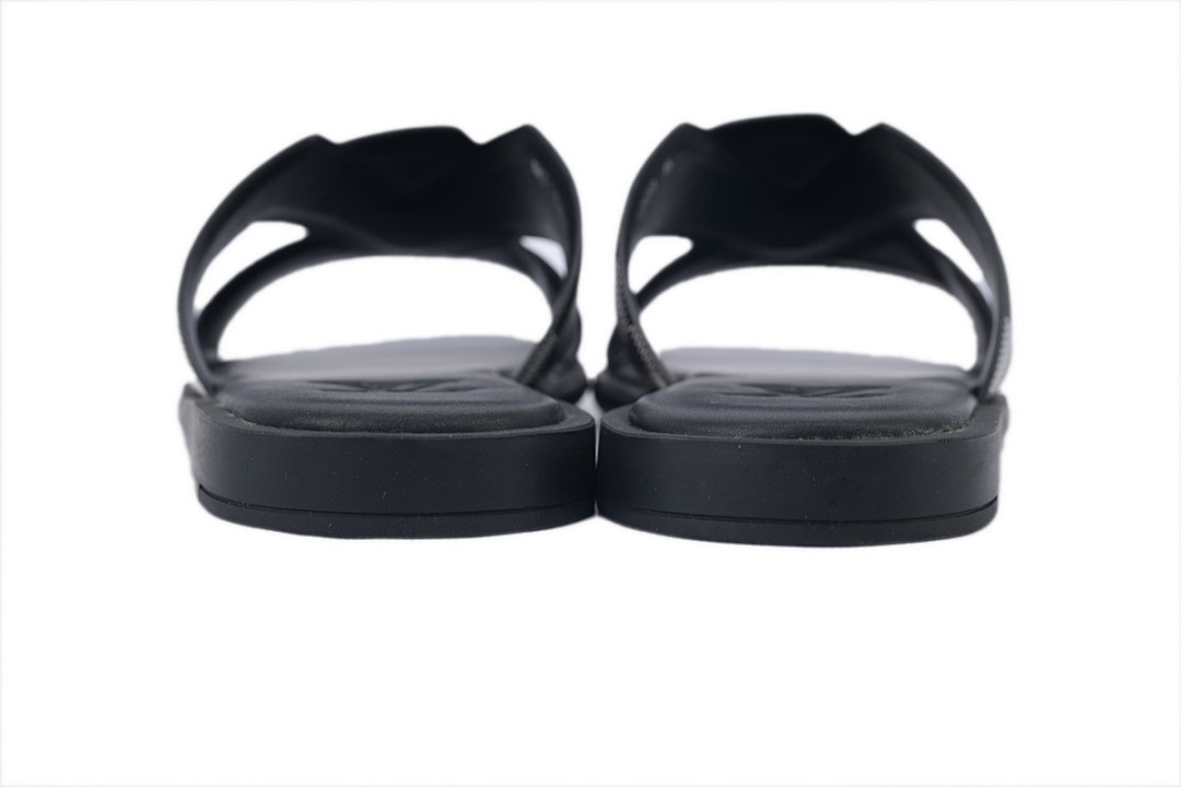 LOUIS VUITTON Oasis Black And White Check