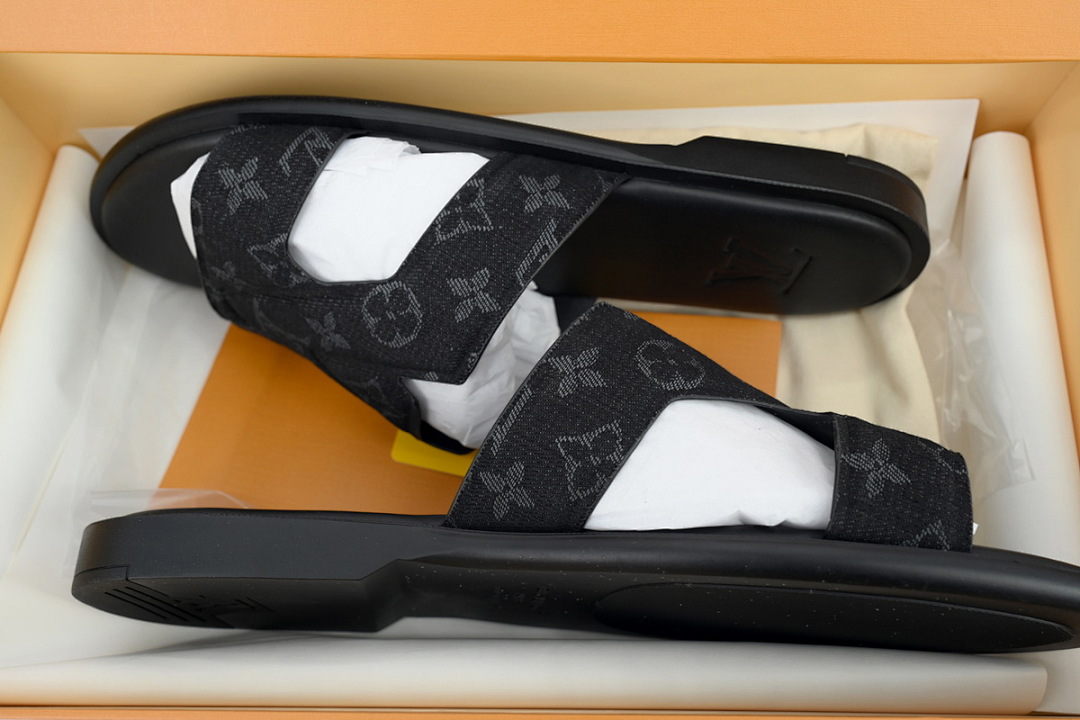 LOUIS VUITTON Oasis Black Cloth