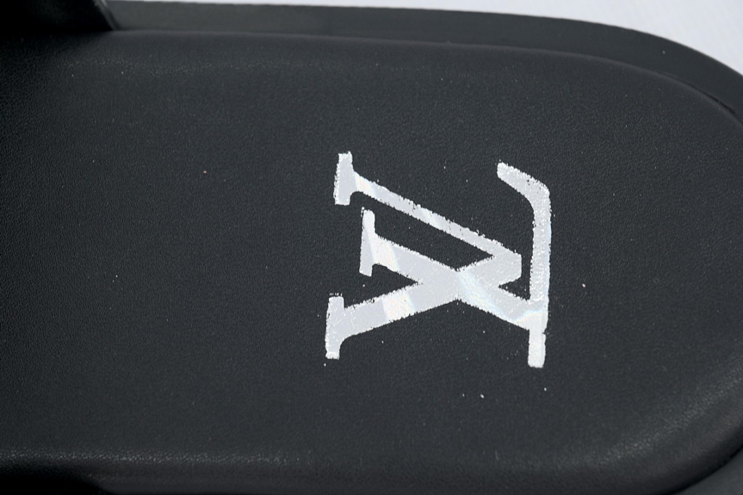 LOUIS VUITTON Oasis Black Embossing