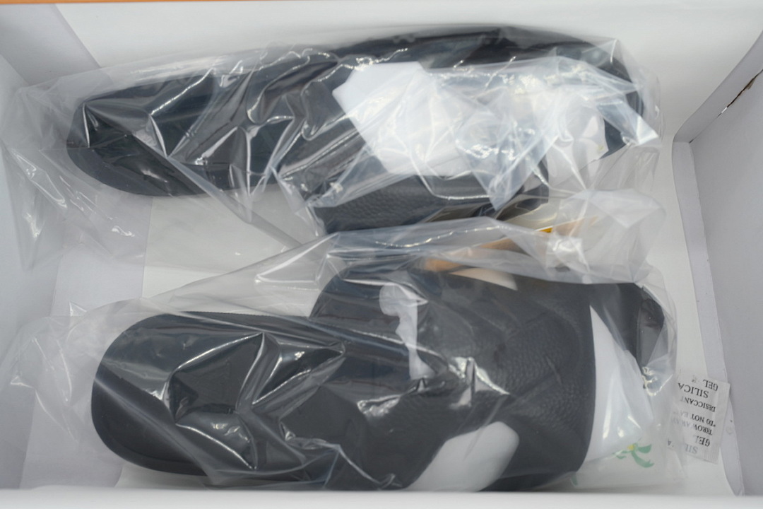 LOUIS VUITTON Oasis Black Leather Surface