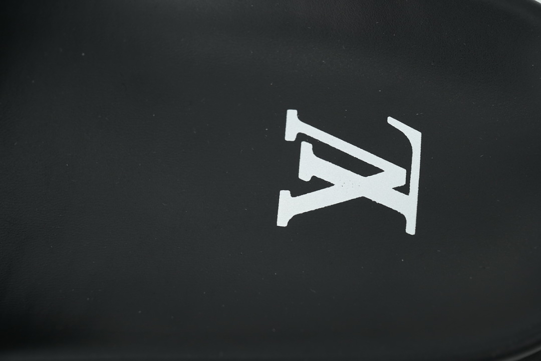 Chinelos LOUIS VUITTON em tecido jeans preto