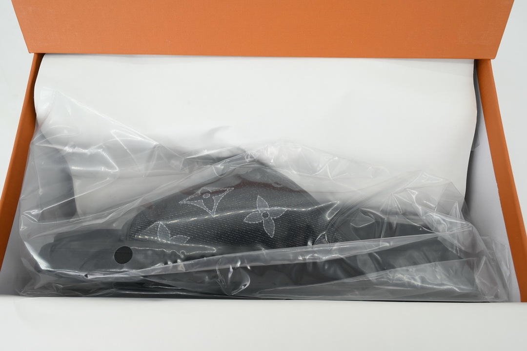Chinelos LOUIS VUITTON em tecido jeans preto