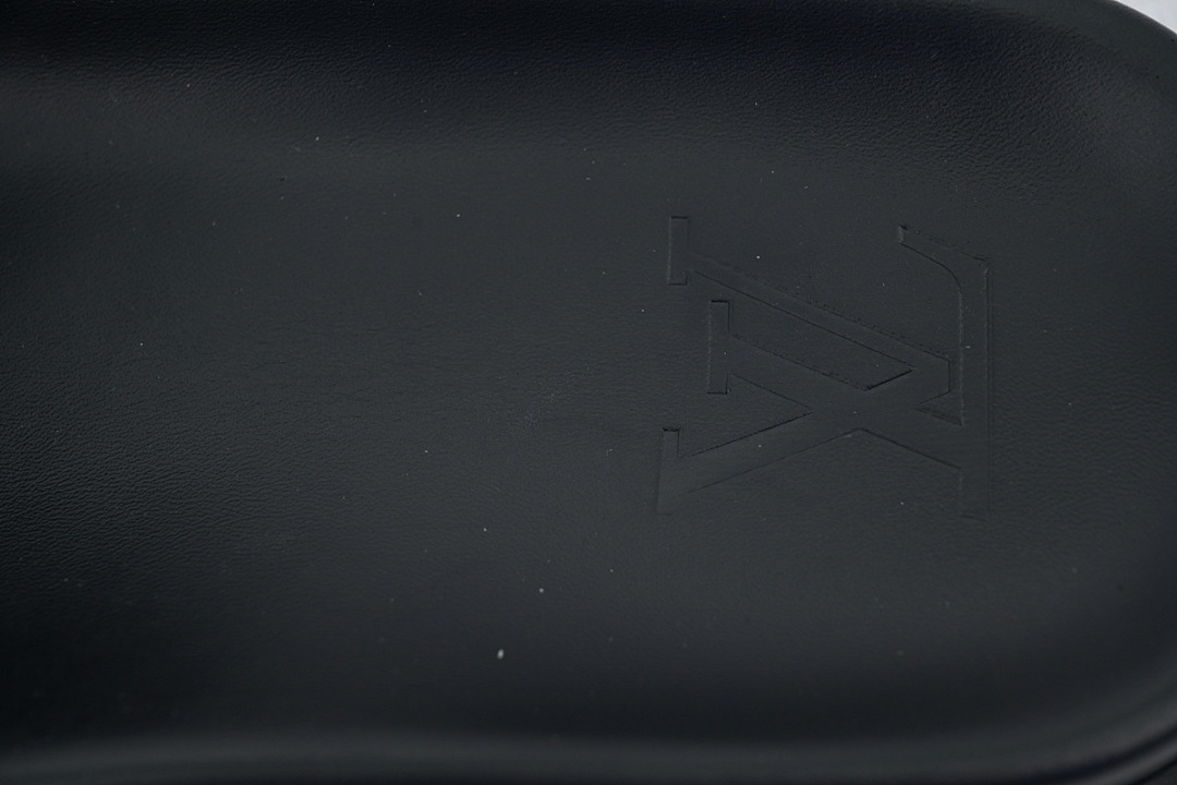 LOUIS VUITTON The Leather Surface Is Completely Black
