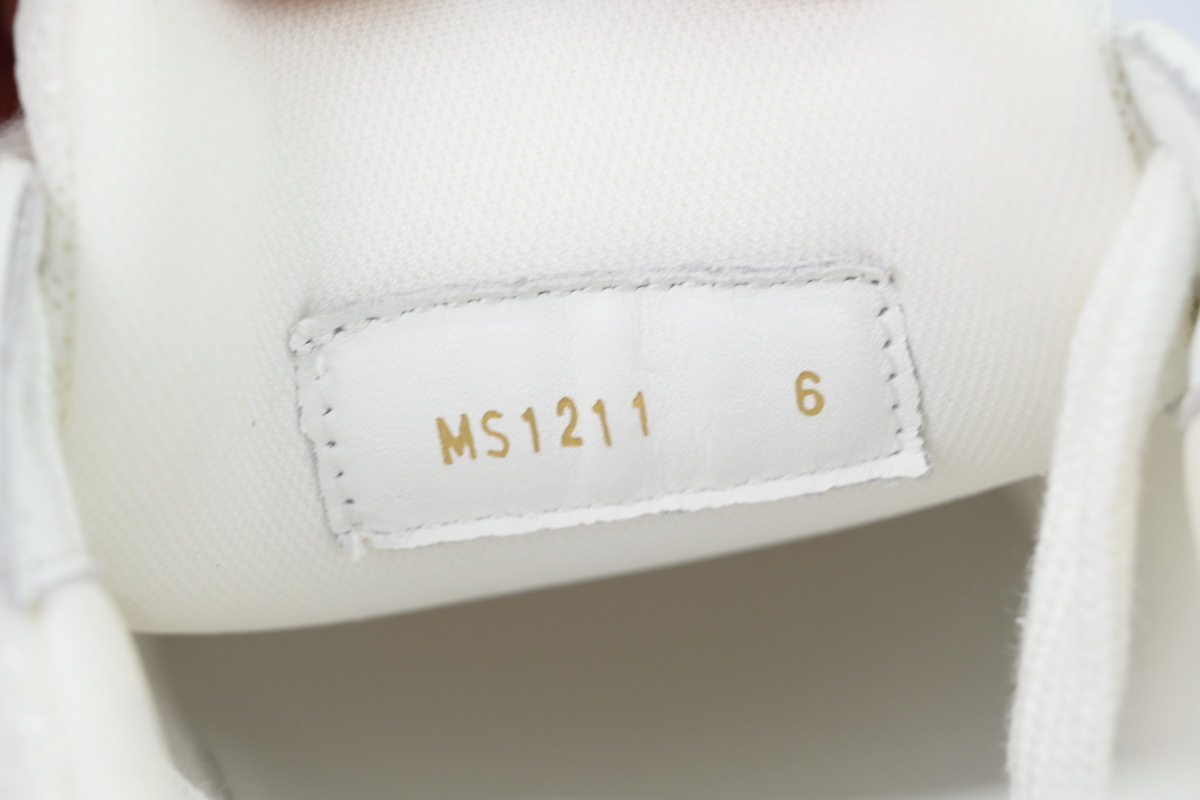 Zapatillas Louis Vuitton, color beige y blanco
