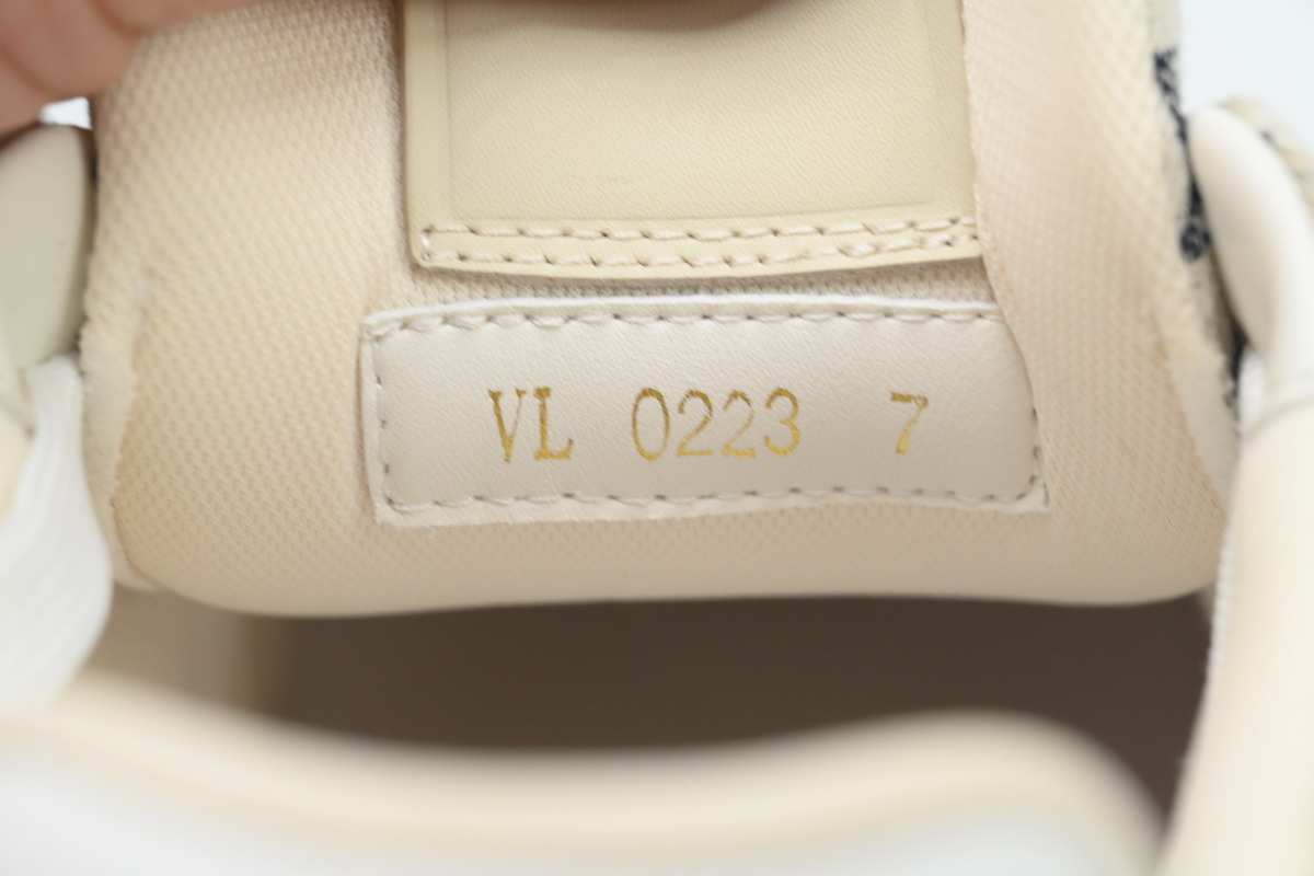Zapatillas Louis Vuitton, color beige claro