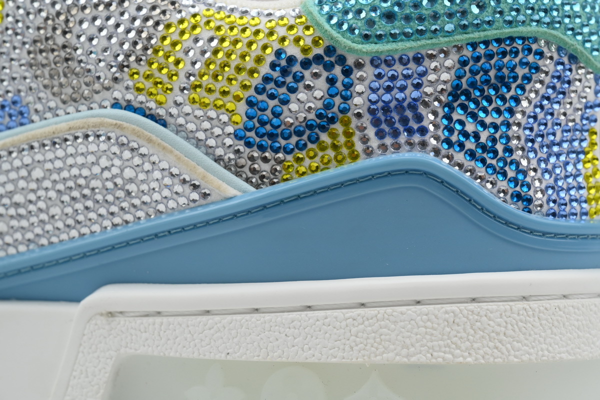 Baskets LOUIS VUITTON blanches et bleu ciel