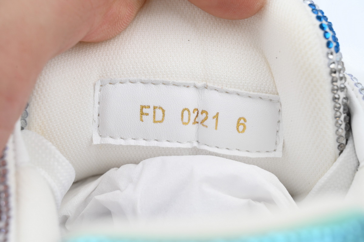 Baskets LOUIS VUITTON blanches et bleu ciel