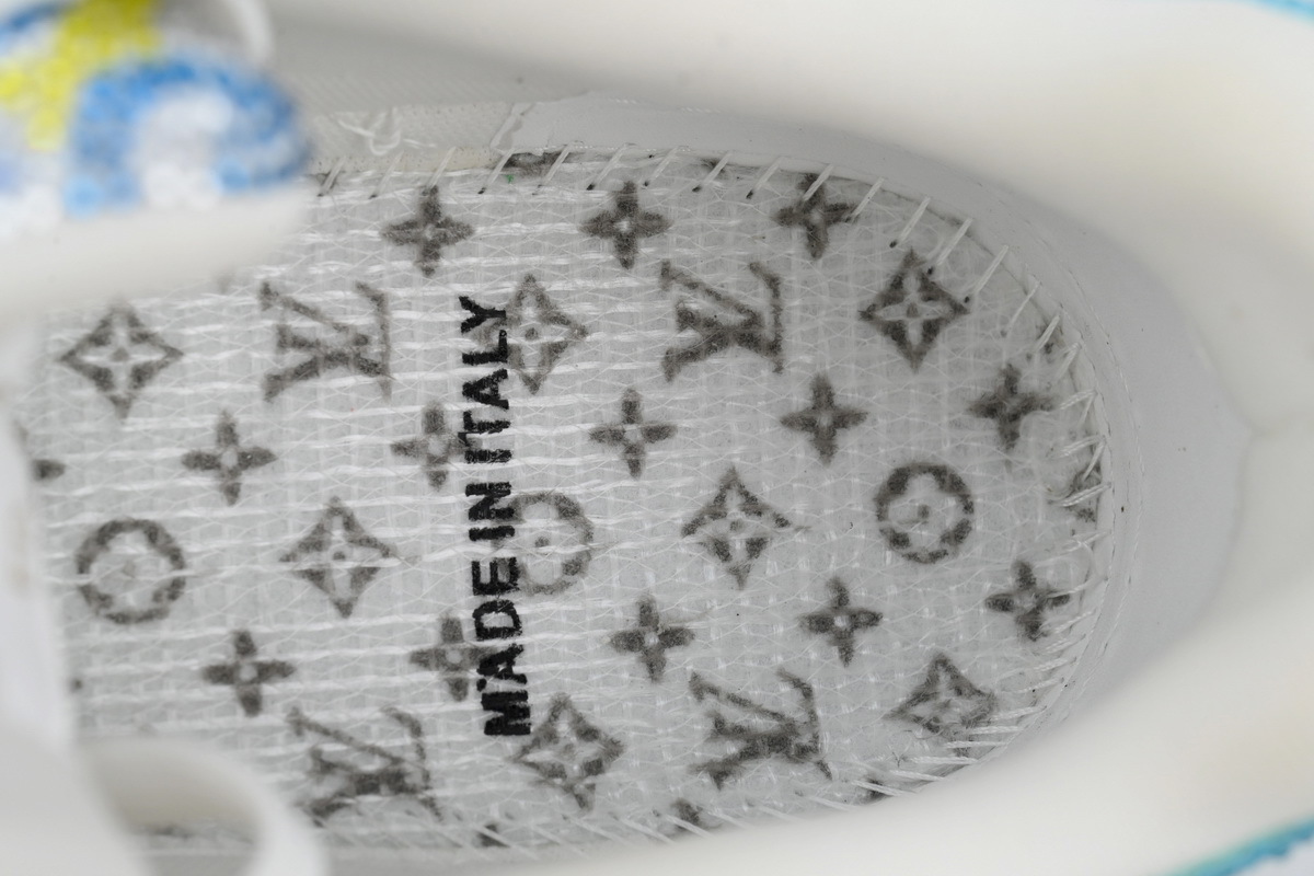 Baskets LOUIS VUITTON blanches et bleu ciel