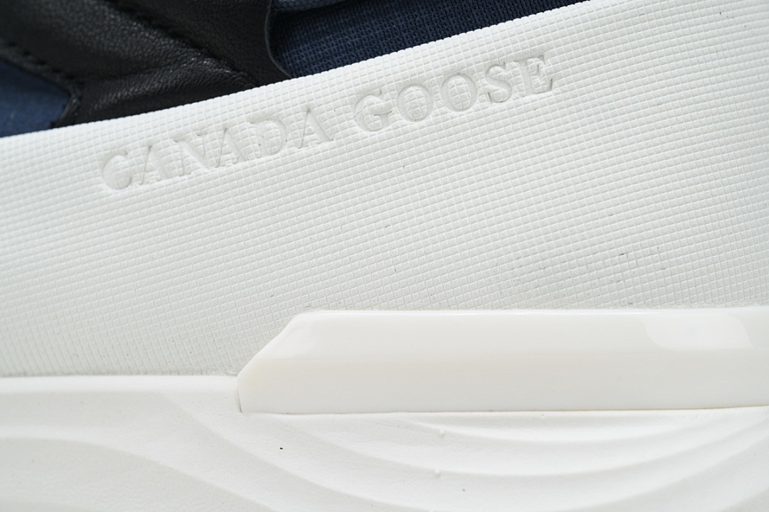 M Canada Goose Glacier Trail White