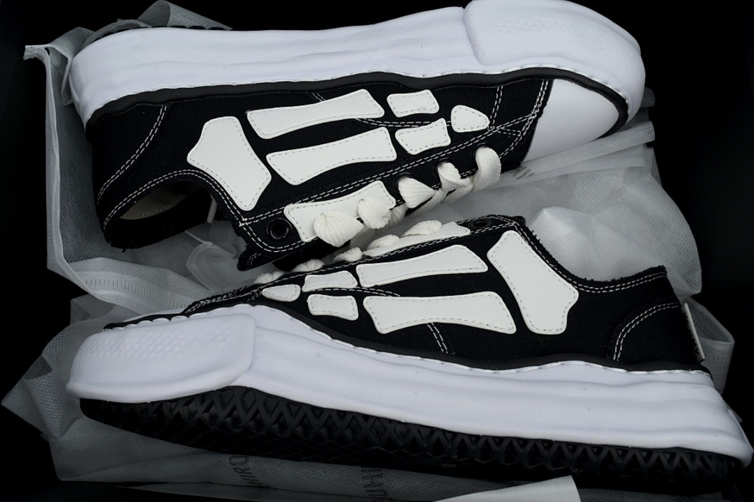 MIHARA YASUHIRO White And Black Bones