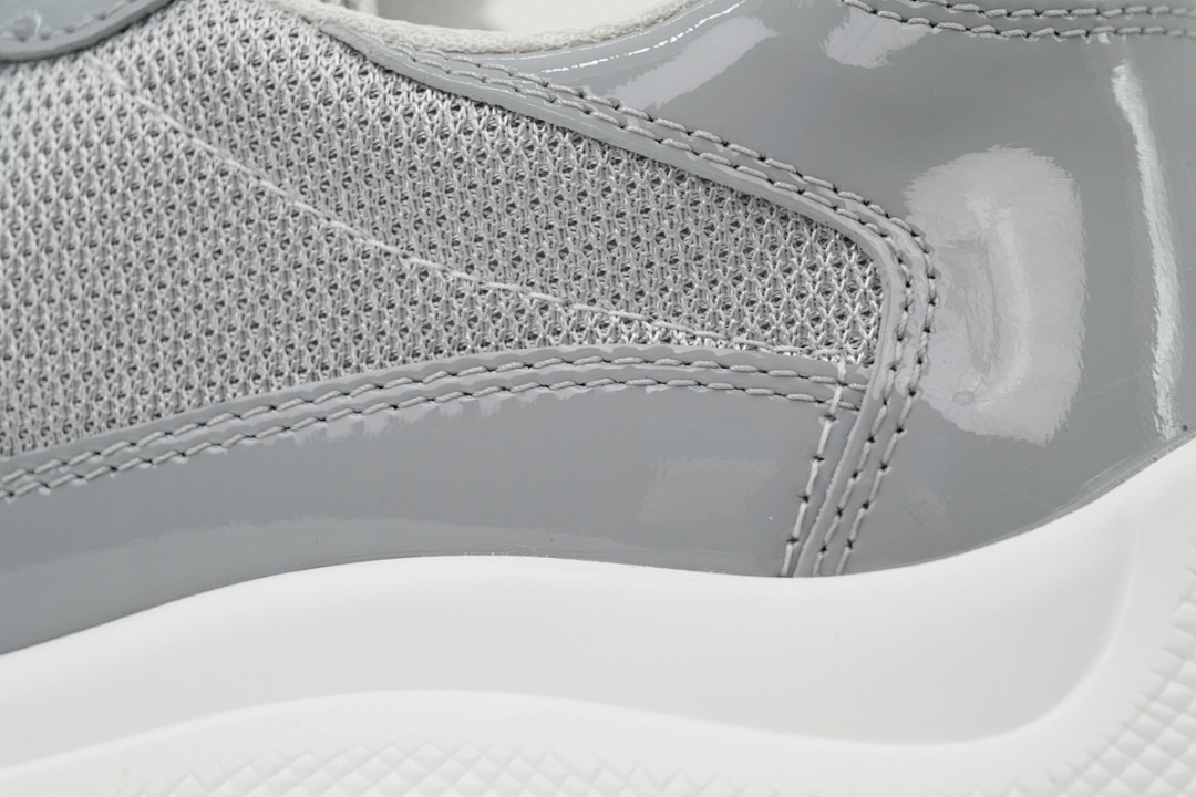 Prada Gris Off-White