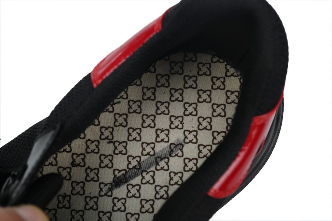 Baskets Prada noires et rouges