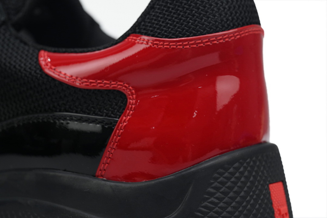 Baskets Prada noires et rouges