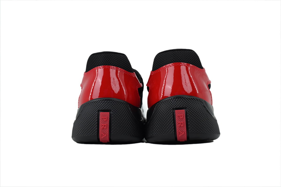 Zapatillas Prada negras con cola roja