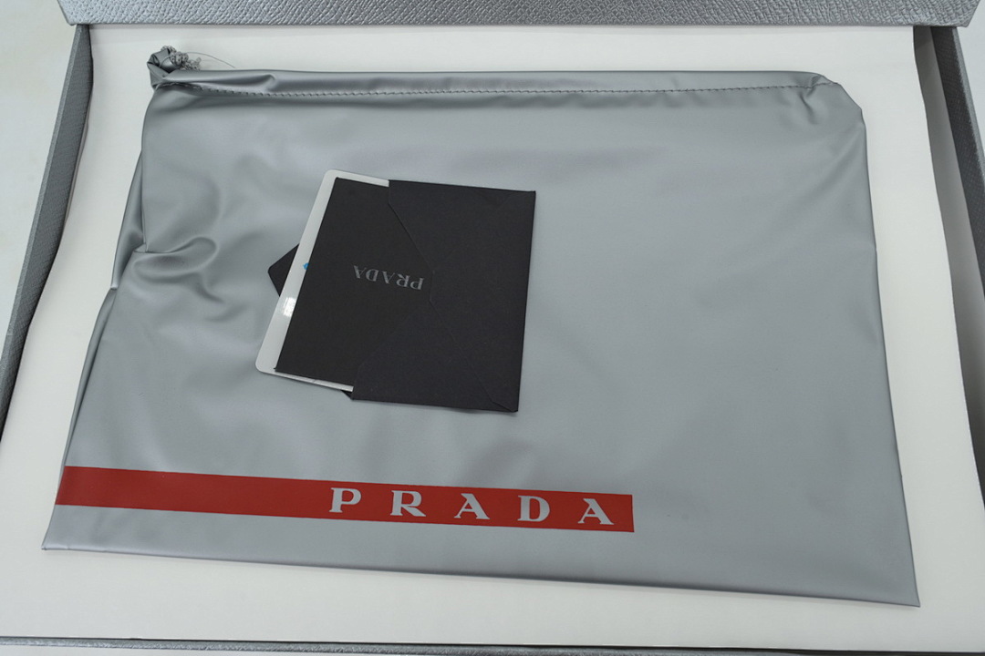 Zapatillas Prada negras con cola roja