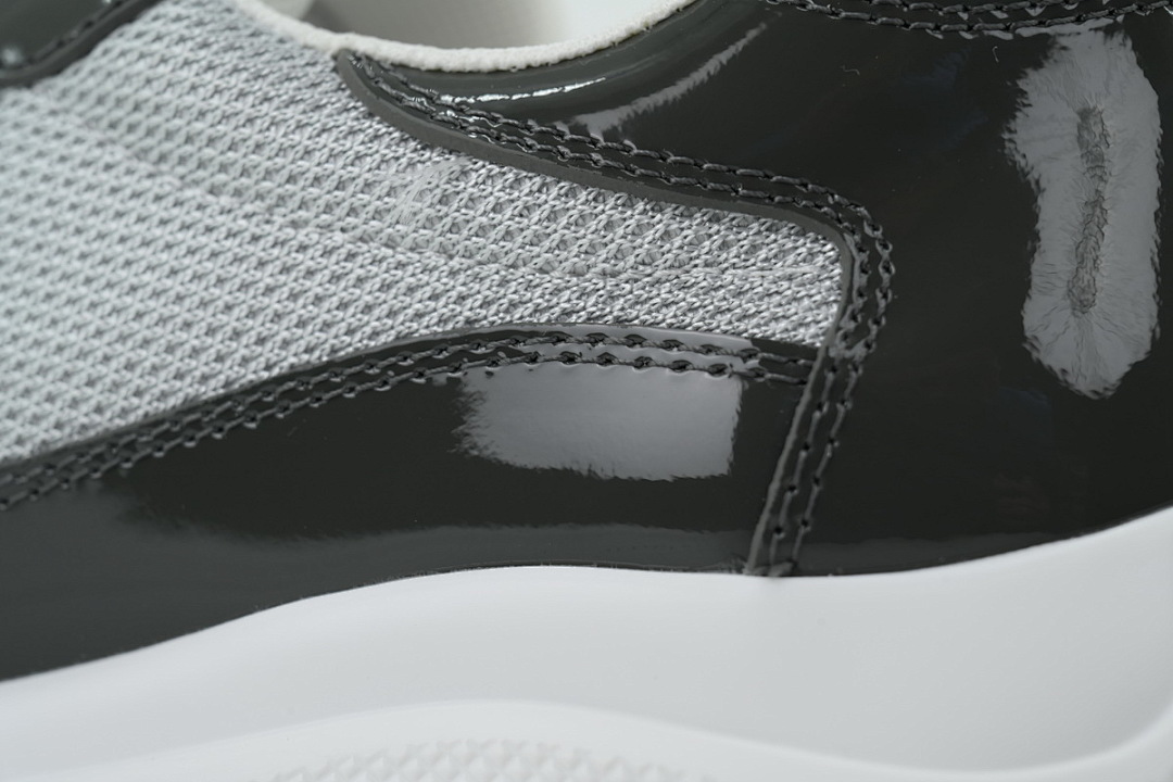 Zapatillas Prada en gris carbón