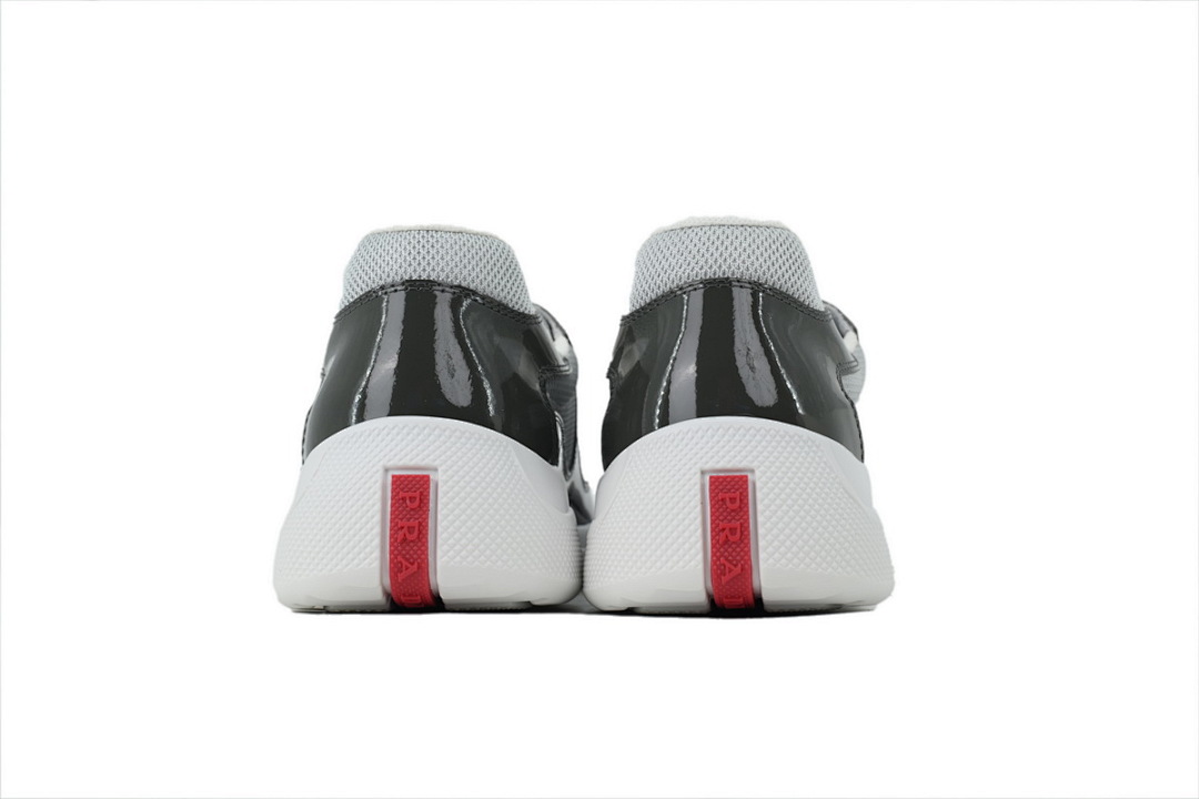 Zapatillas Prada en gris carbón