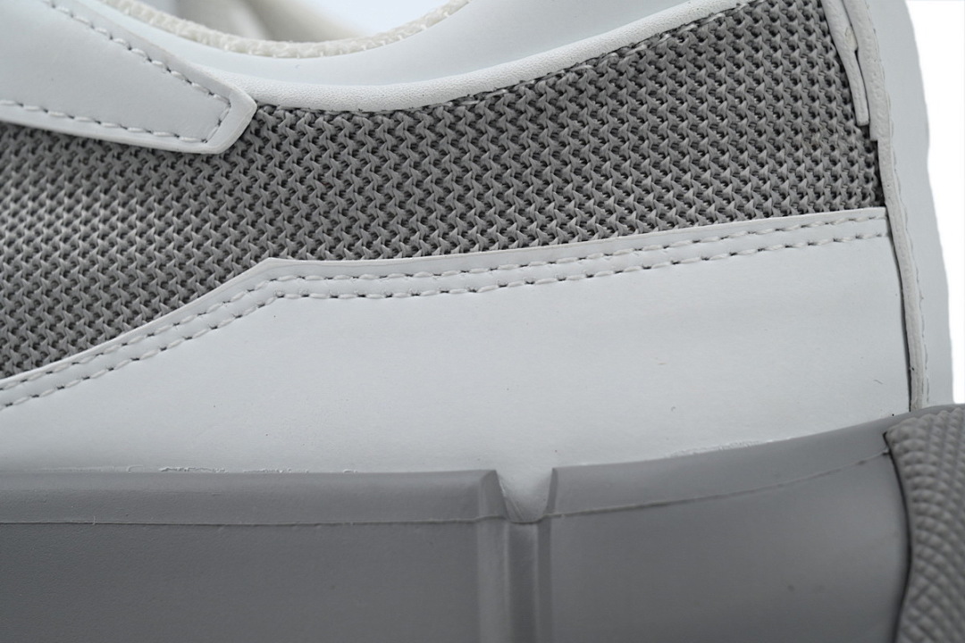 Zapatillas Prada grises y blancas