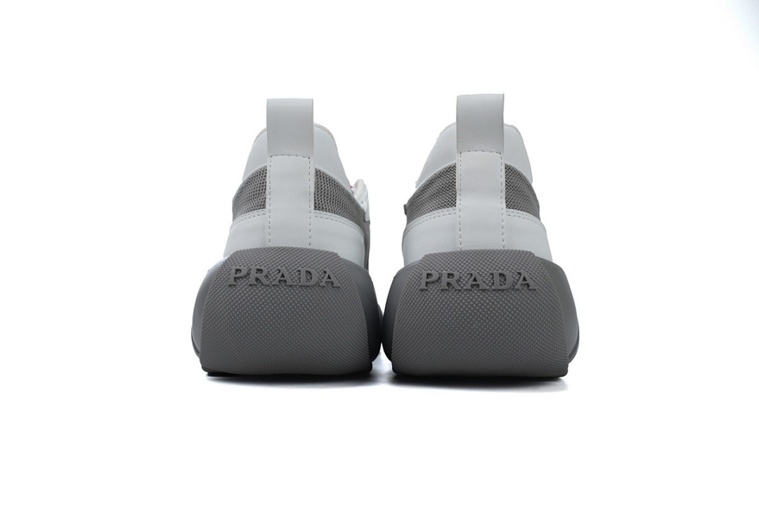 Zapatillas Prada grises y blancas