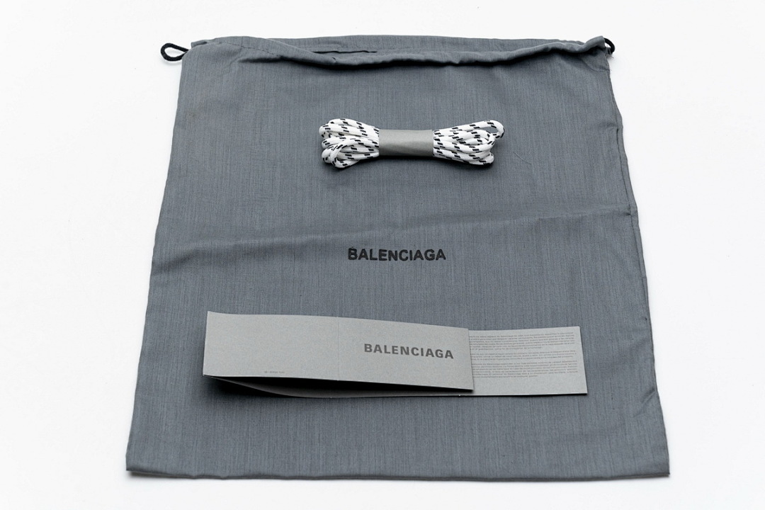 W09E1 4552 Balenciaga Triple S Blanc Rouge