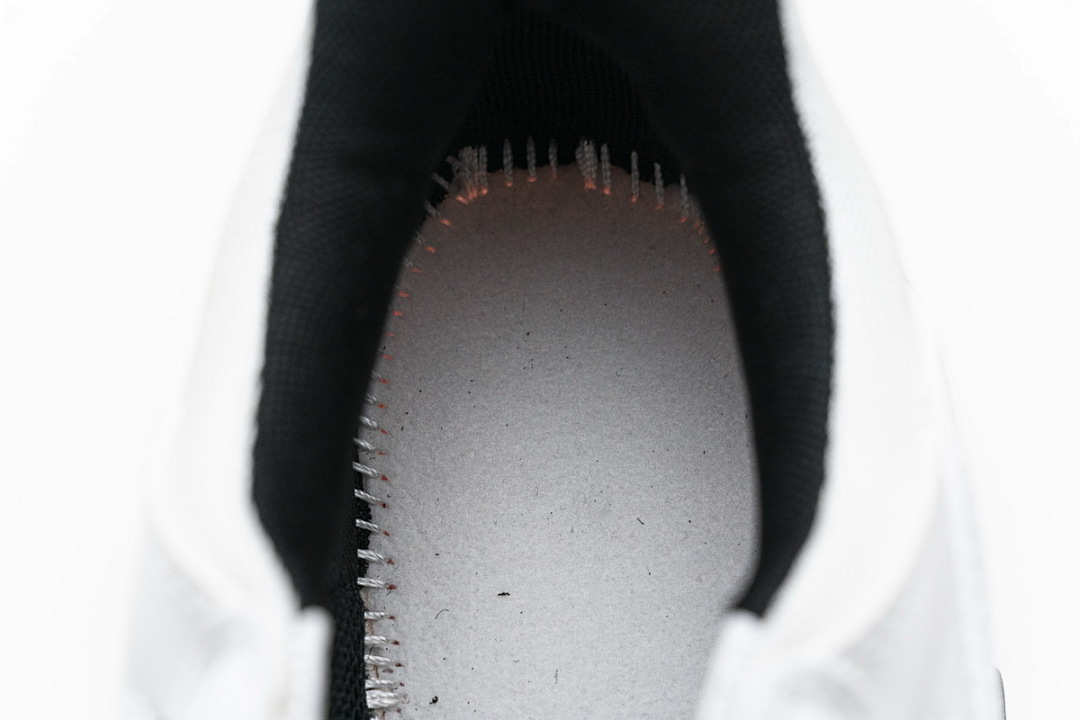 W09O1 Balenciaga Triple S Blanc Lait Noir