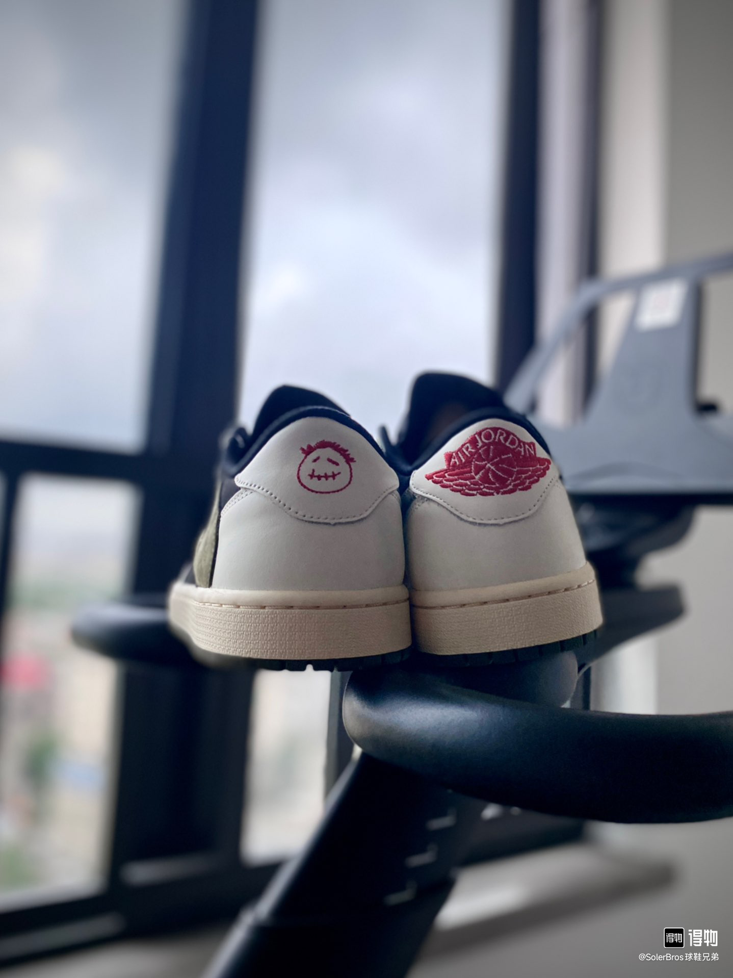  Air Jordan 1 Low OG WMNS DZ4137-106 review Mason Parker 01