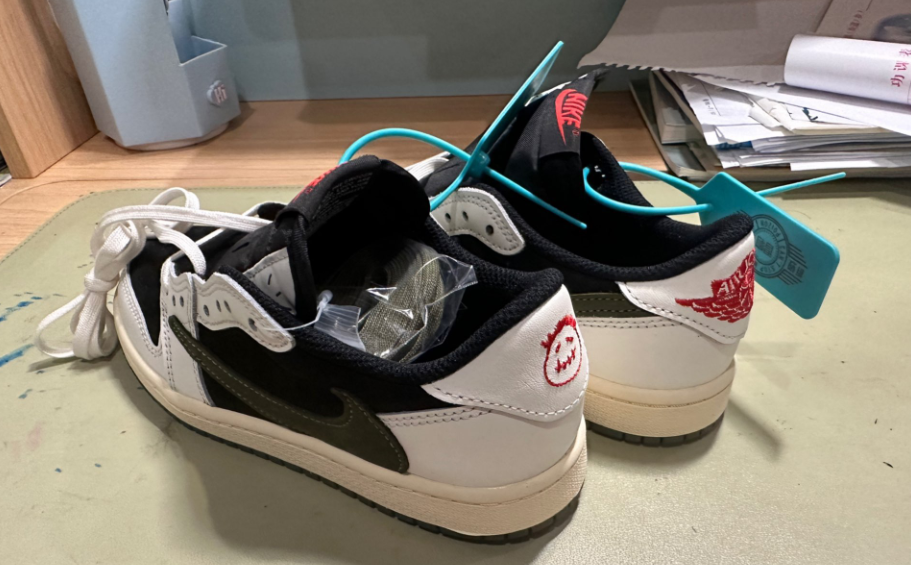 Air Jordan 1 Low OG Olive Black Reverse Swoosh Leather Sneaker DZ4137-106 review Lucas Bennett