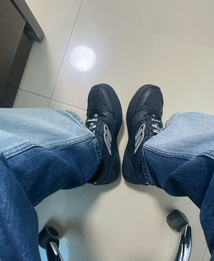  Balenciaga HAMPTONS WORN OUT Black WCURB 1000 review Olivia Carter 02