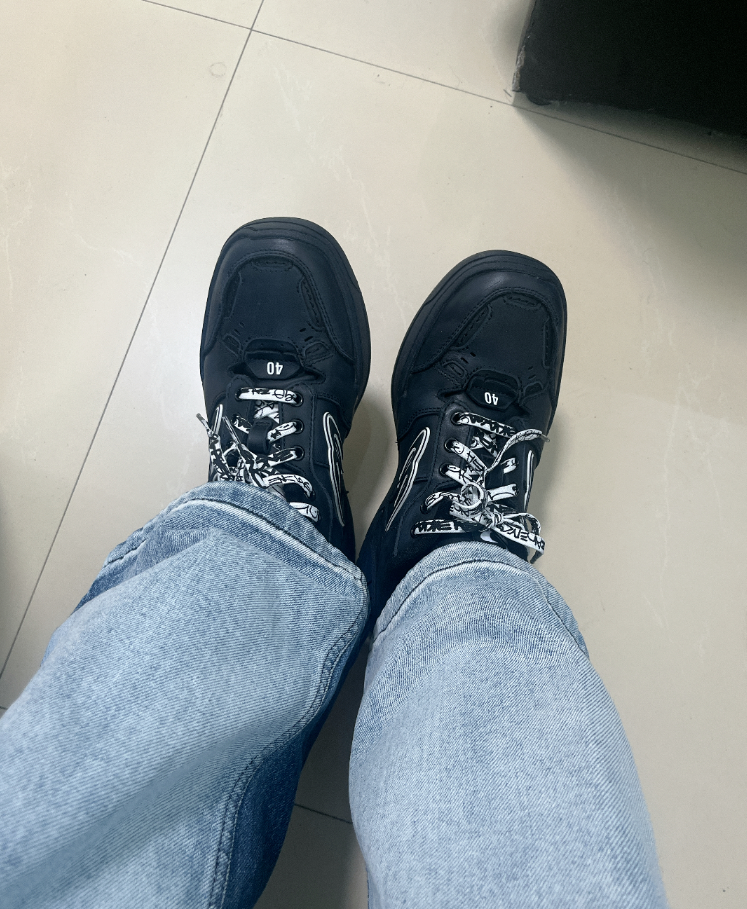  Balenciaga HAMPTONS WORN OUT Black WCURB 1000 review Olivia Carter 01