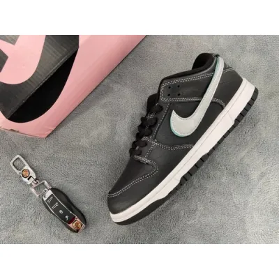 Dunk Diamond Supply Co. x Nike SB Dunk Low Black 01