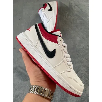 Air Jordan 1 Low Chicago 02