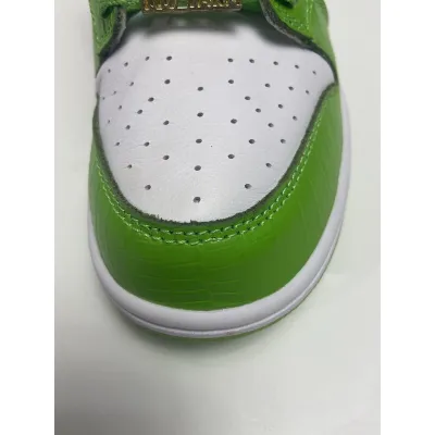 Supreme x Nike SB Dunk Low "Green Stars  02